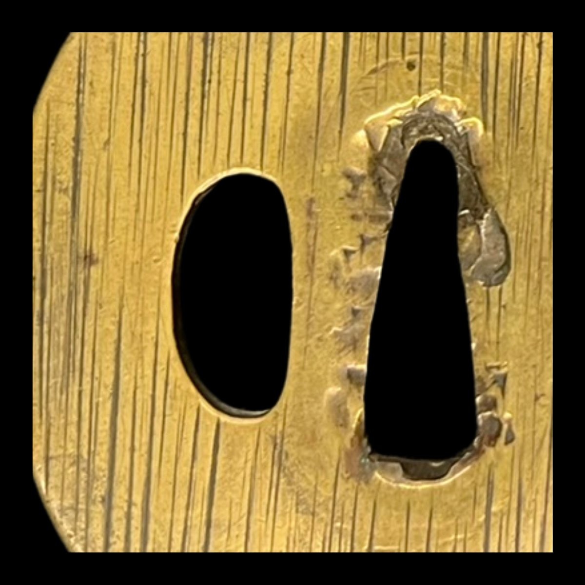 Tsuba japon en shakudō à décor de pluie stylisée et motifs ajourés – Époque Edo (1603–1868)-photo-1