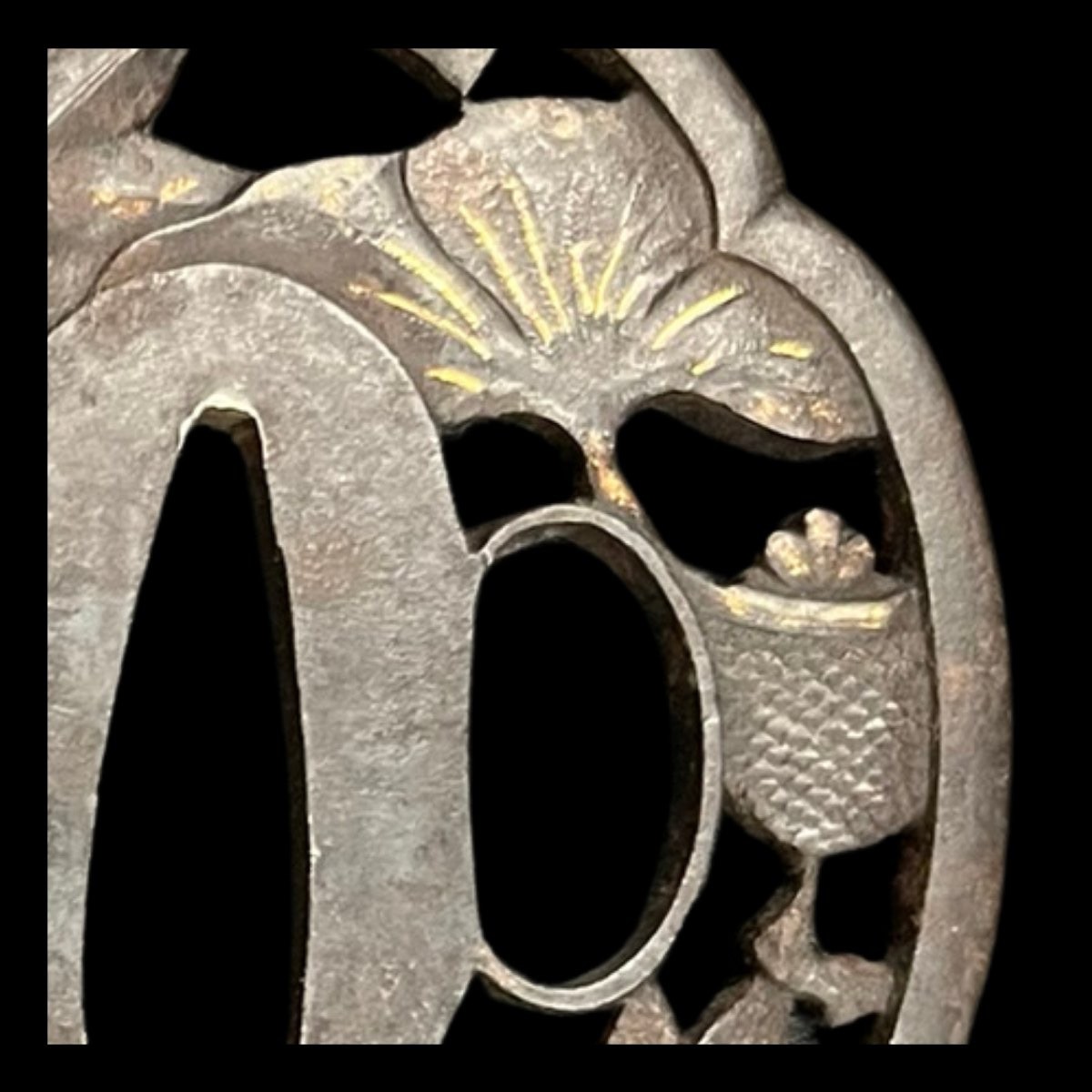 Tsuba en fer ajouré Japon décor végétal, époque EDO (XVIIe – début XIXe siècle)-photo-2