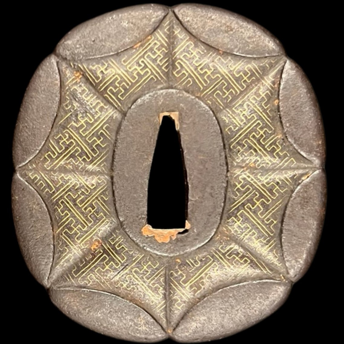 Tsuba en fer -  décor géométrique incrusté – Style HEIANJŌ ZŌGAN début période EDO (XVIIe–XIXe)