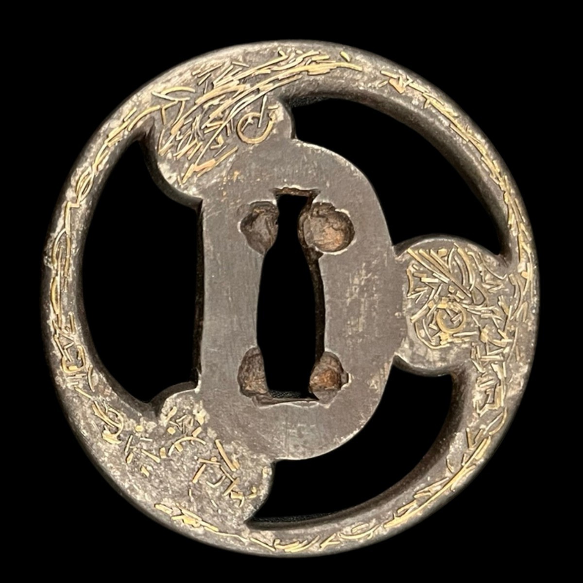 Tsuba en fer à décor végétal en Zôgan – Début époque Edo (XVIIe–XIXe siècle)