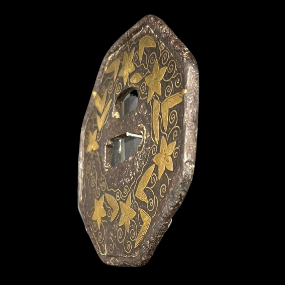 Tsuba maru-gata en fer à décor de roues florales – Japon, période Edo, XVIIe–XVIIIe siècle-photo-1