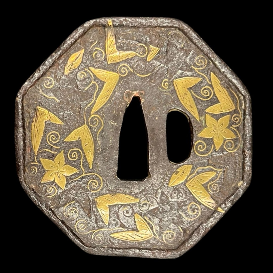Tsuba maru-gata en fer à décor de roues florales – Japon, période Edo, XVIIe–XVIIIe siècle