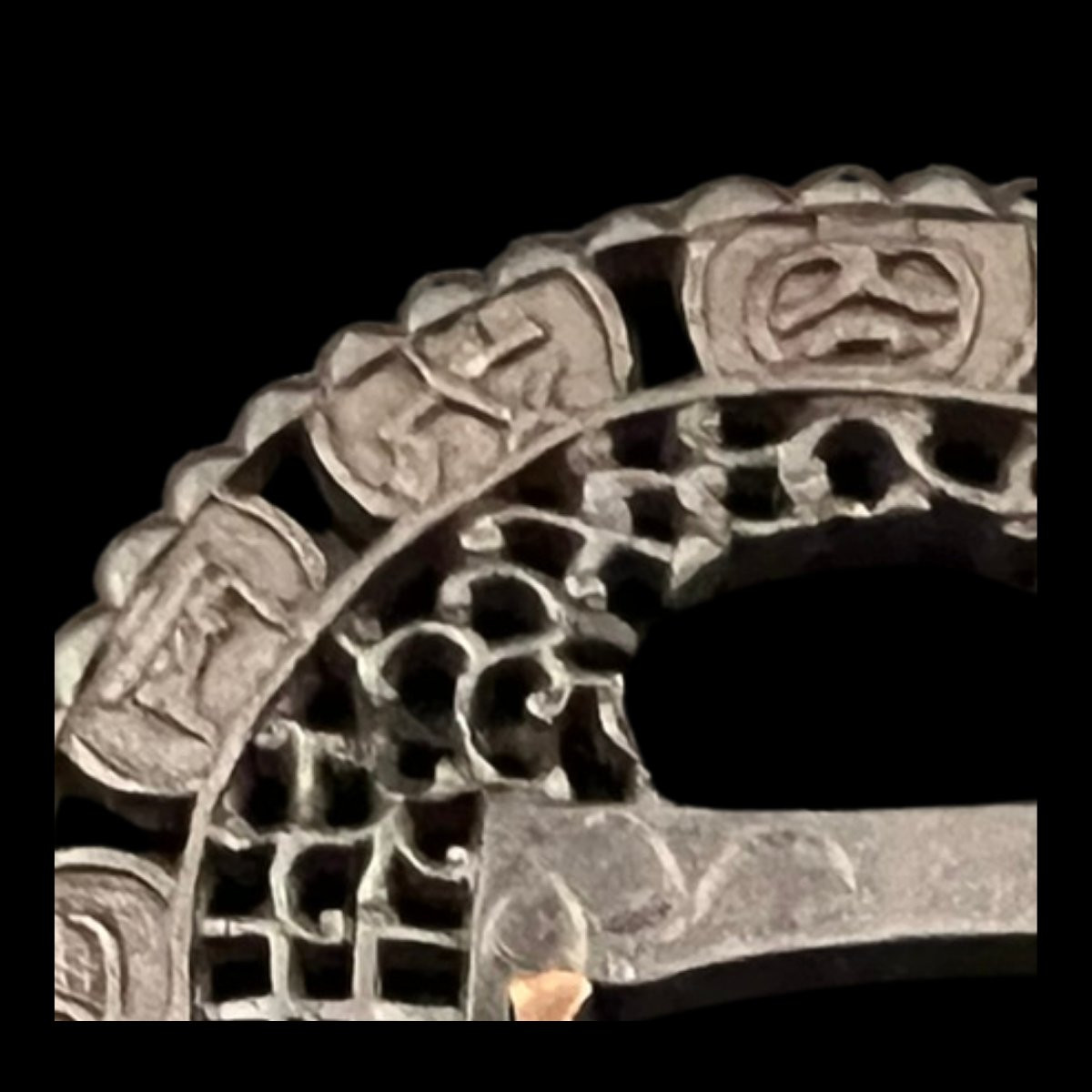 Tsuba maru-gata en fer ajouré, époque Edo (XVIIe–XIXe siècle)-photo-3