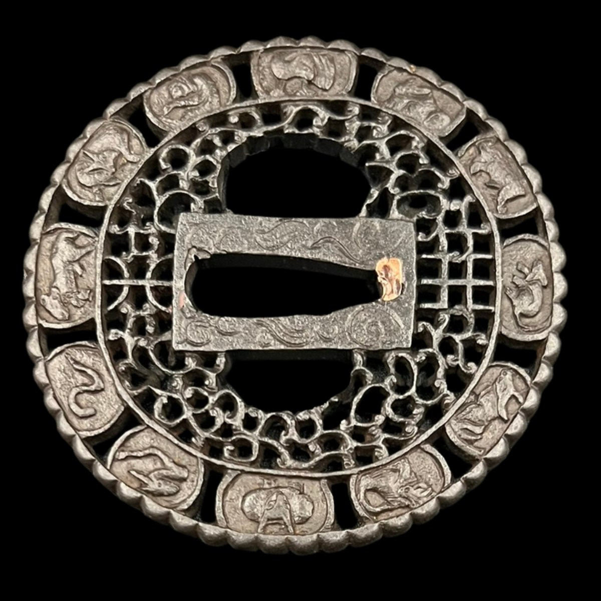 Tsuba maru-gata en fer ajouré, époque Edo (XVIIe–XIXe siècle)-photo-4