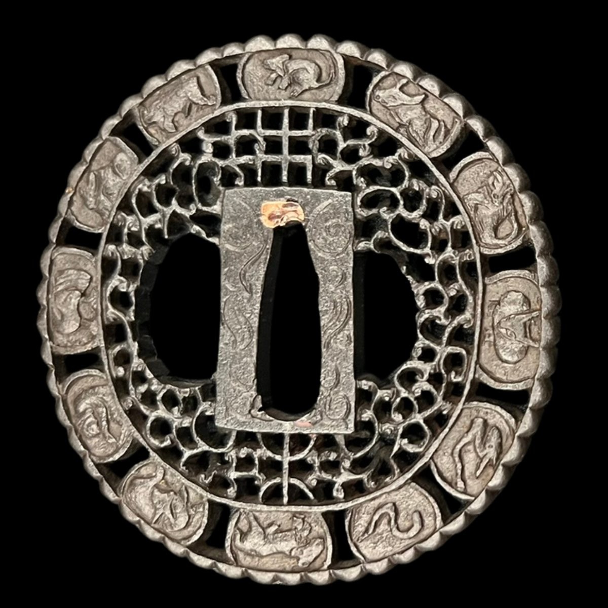 Openwork Iron Tsuba Maru-gata, Edo Period (17th–19th Century)-photo-4