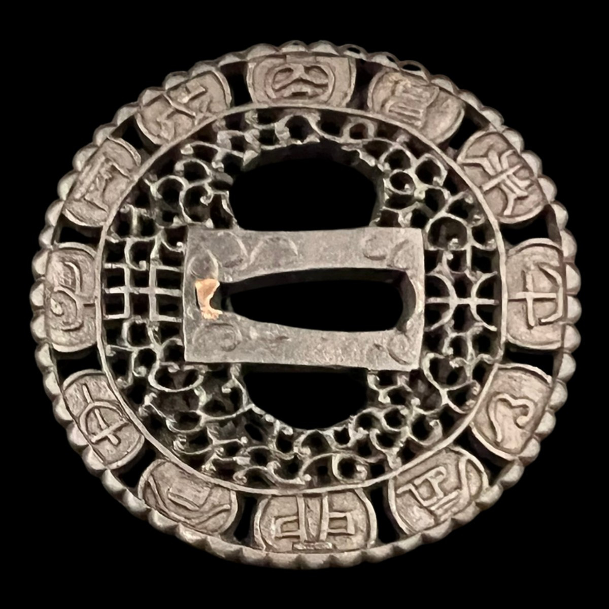 Tsuba maru-gata en fer ajouré, époque Edo (XVIIe–XIXe siècle)