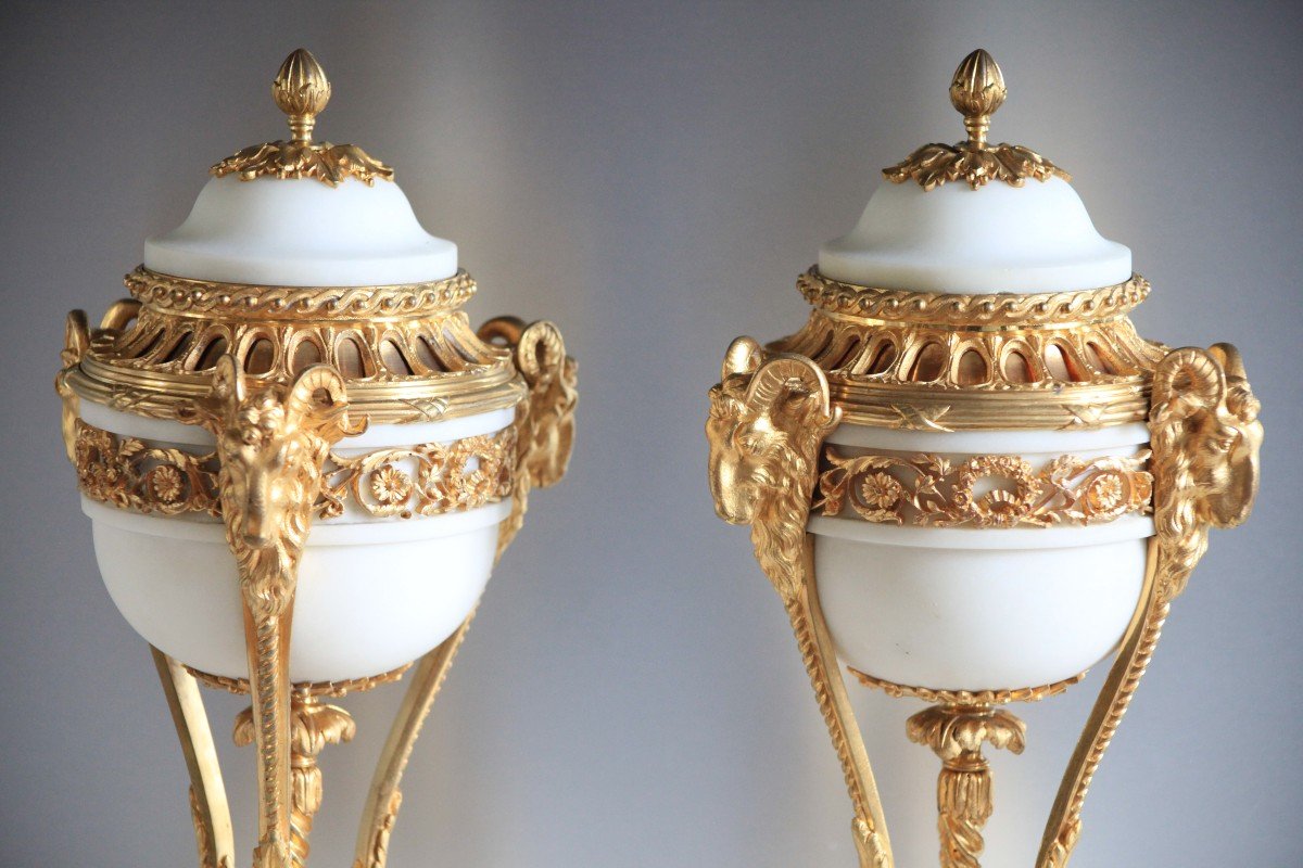 Grande paire de cassolettes, marbre de Carrare et têtes de bélier-photo-3