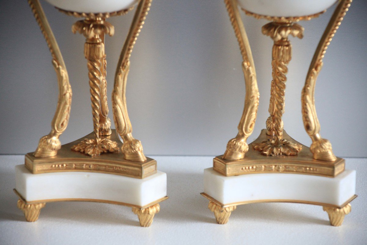 Grande paire de cassolettes, marbre de Carrare et têtes de bélier-photo-3