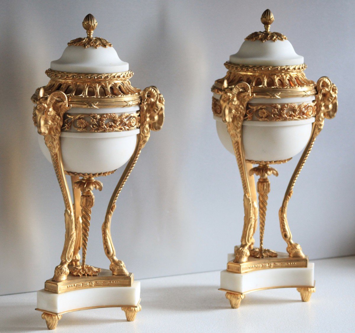 Grande paire de cassolettes, marbre de Carrare et têtes de bélier