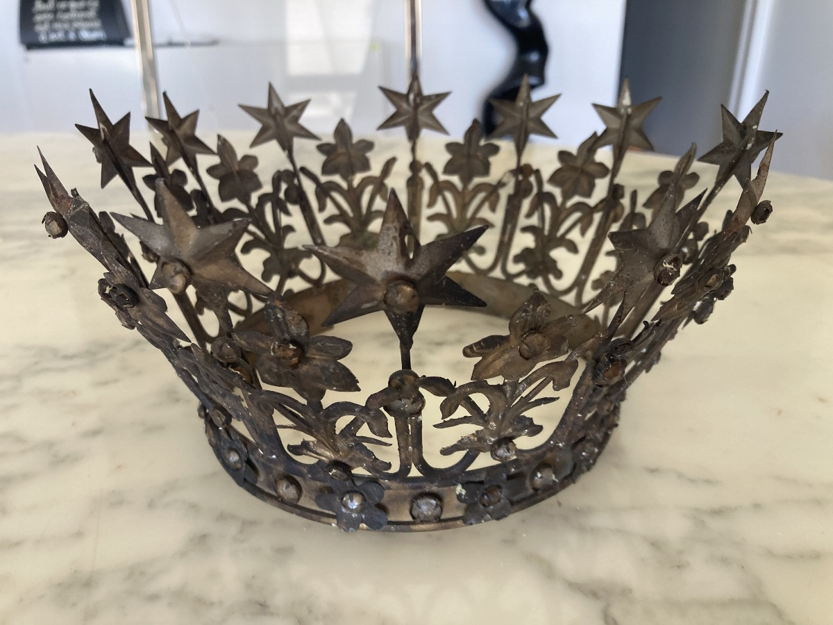 Couronne en métal et perles de verre.