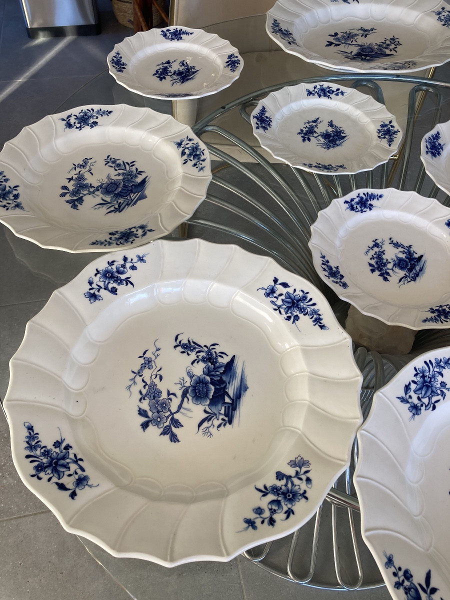 Partie de service en porcelaine tendre de Tournai xviiieme siècle.-photo-1