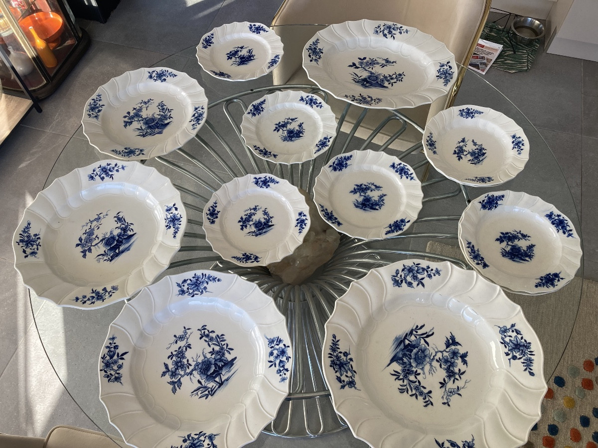 Partie de service en porcelaine tendre de Tournai xviiieme siècle.