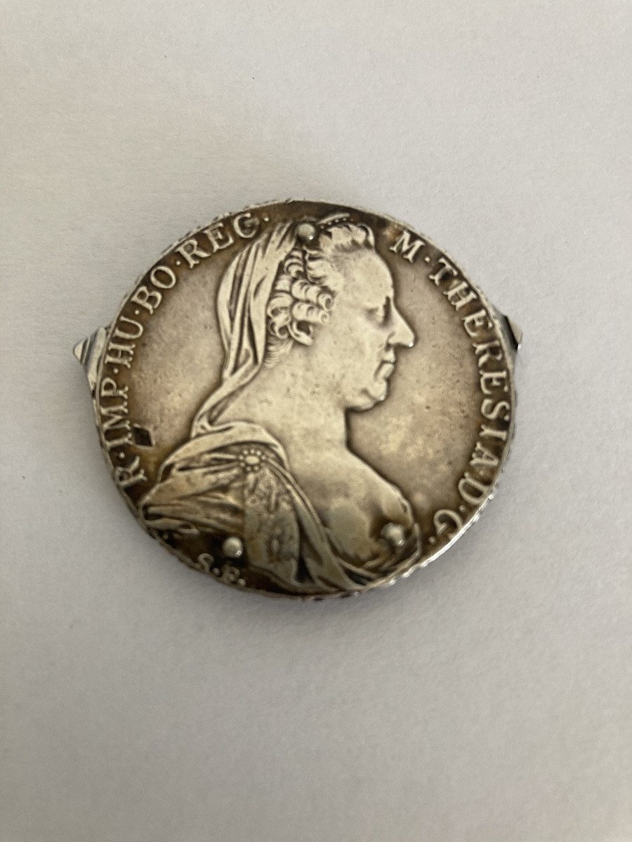 18th Century Silver Coin Containing A Nail File, Nail Clippers…-photo-3