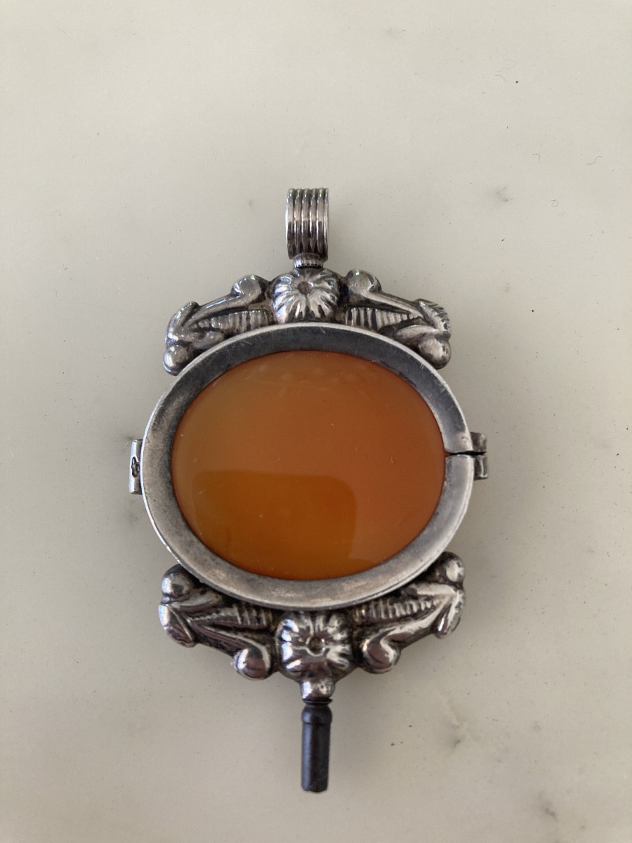 Grande clé de montre en argent et cornaline