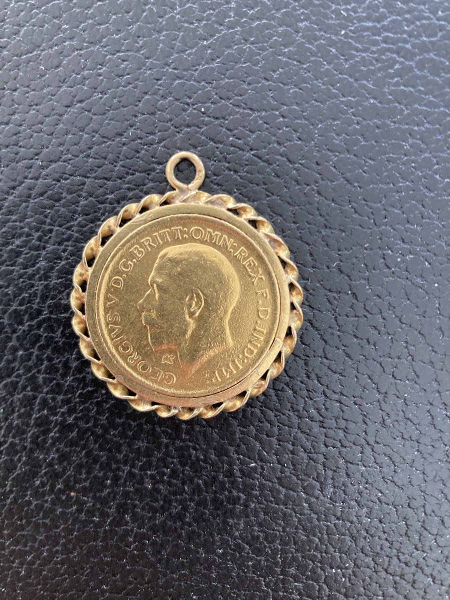 Sovereign Gold Pendant
