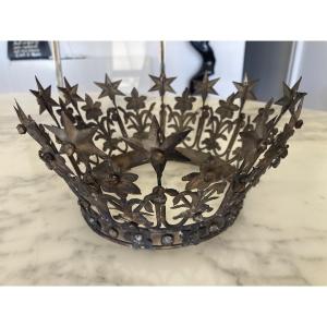 Couronne en métal et perles de verre.