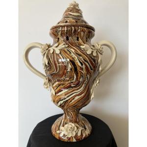 Pot couvert en terre mêlée 