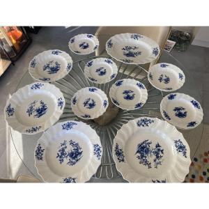 Partie de service en porcelaine tendre de Tournai xviiieme siècle.