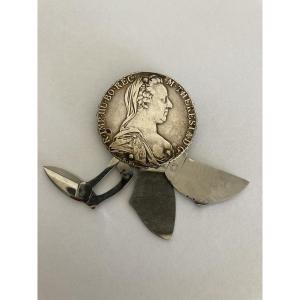 Monnaie en argent xviiieme siecle porte lime, coupe ongles…