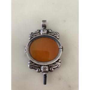 Grande clé de montre en argent et cornaline