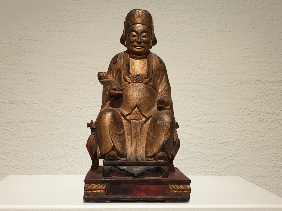 Chine - Dignitaire assis en bois doré - 40 cm