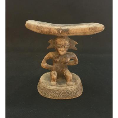 Luba (rdc) - Headrest - Kneeling Character, One Hand In Front Of One Hand Behind