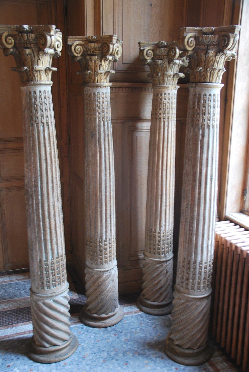 Rare Suite De 4 Colonnes En Bois Sculpté Du XVIII