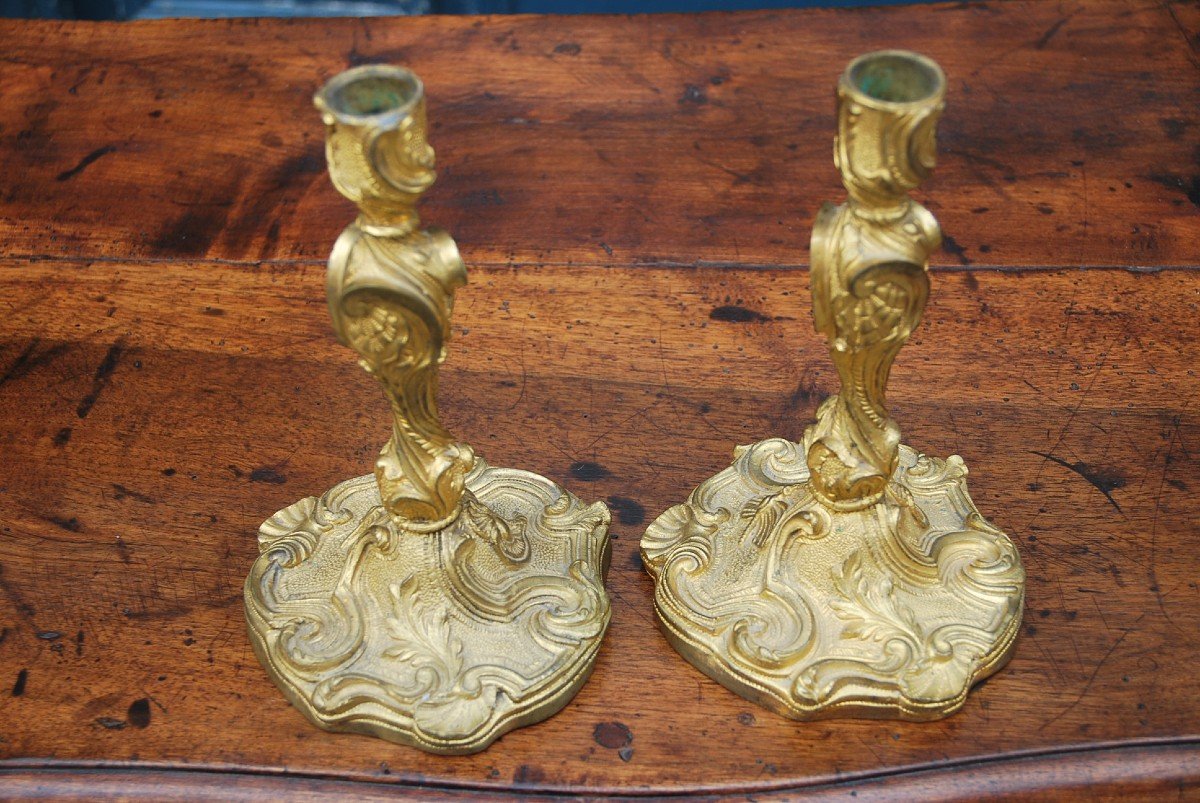 Paire De Bougeoirs En Bronze D Après Meissonnier  De Style Louis XV