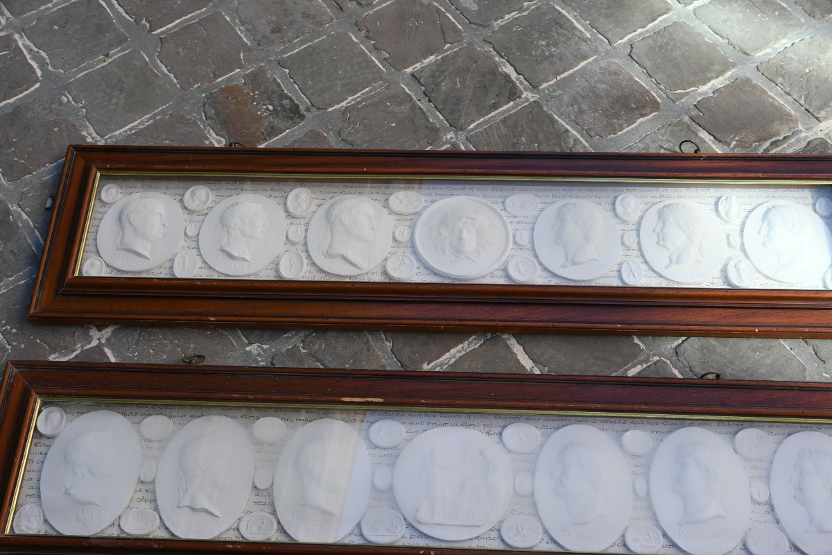 Paire De Grands Cadres Avec Médaillons Plâtre Décoratifs Style Antique-photo-3