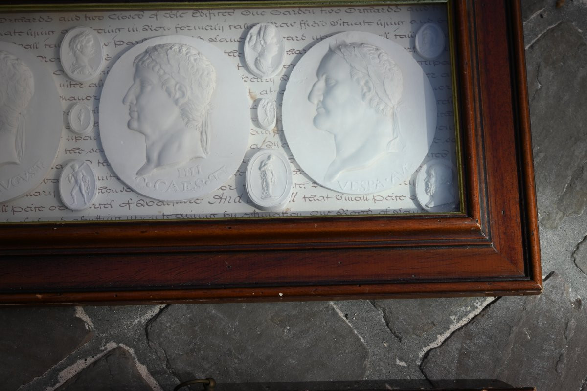 Paire De Grands Cadres Avec Médaillons Plâtre Décoratifs Style Antique-photo-1