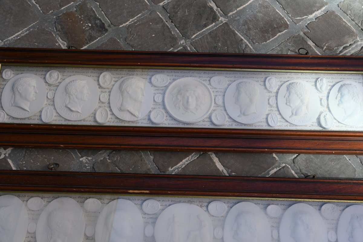 Paire De Grands Cadres Avec Médaillons Plâtre Décoratifs Style Antique-photo-2