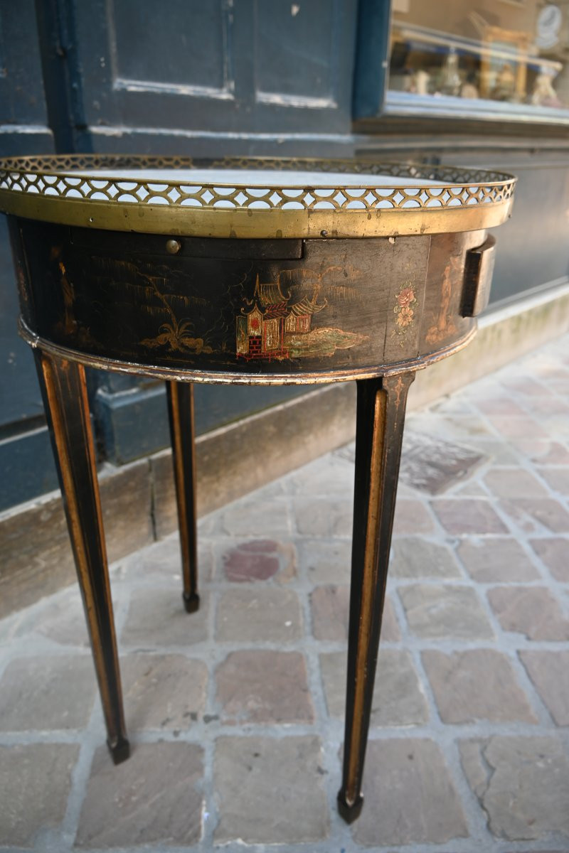 Louis XVI Style Bouillotte Table With Chinese Decor On A Black And Gold Background-photo-1