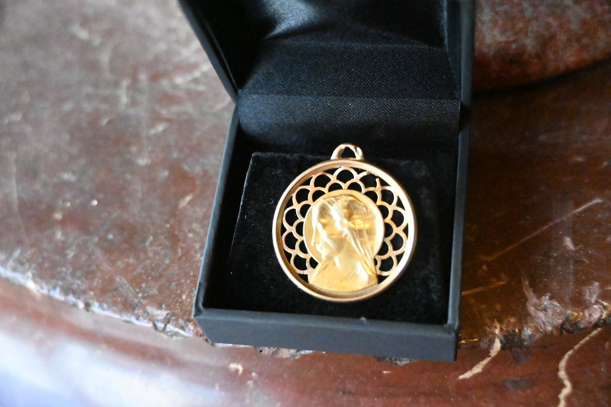 Gold Medal Depicting A Profile Of The Virgin Mary-photo-2