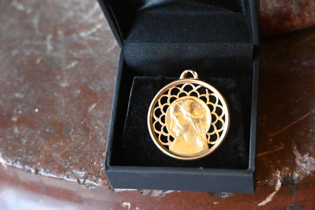 Gold Medal Depicting A Profile Of The Virgin Mary