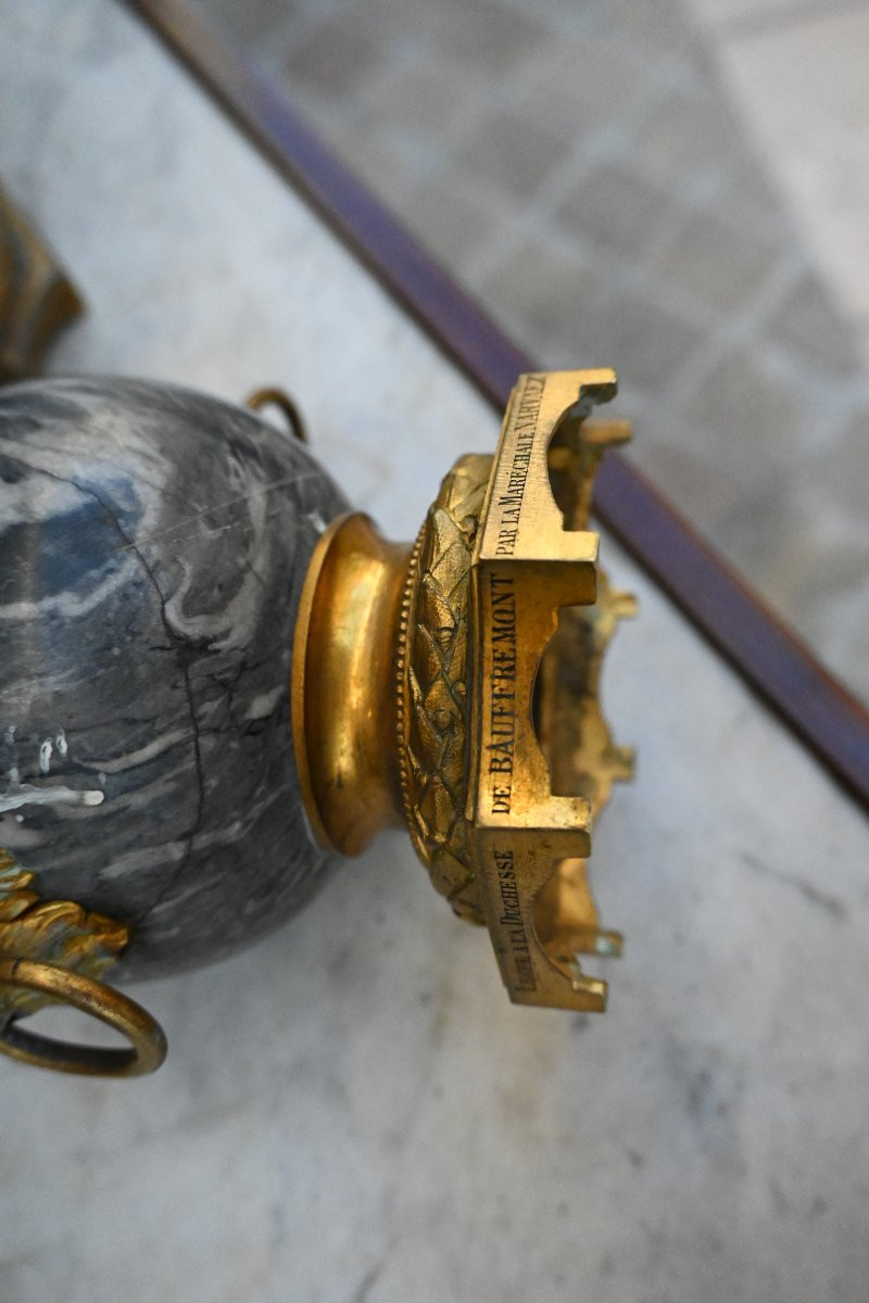 Paire de vases en marbre , d époque Louis XVI fin XVIII duchesse de Beauffremont -photo-4