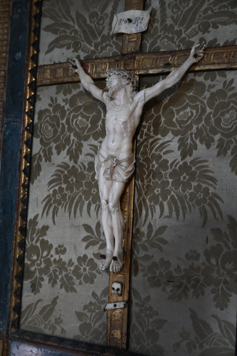 Christ dans un cadre en bois doré à pareclose XVIII-photo-3