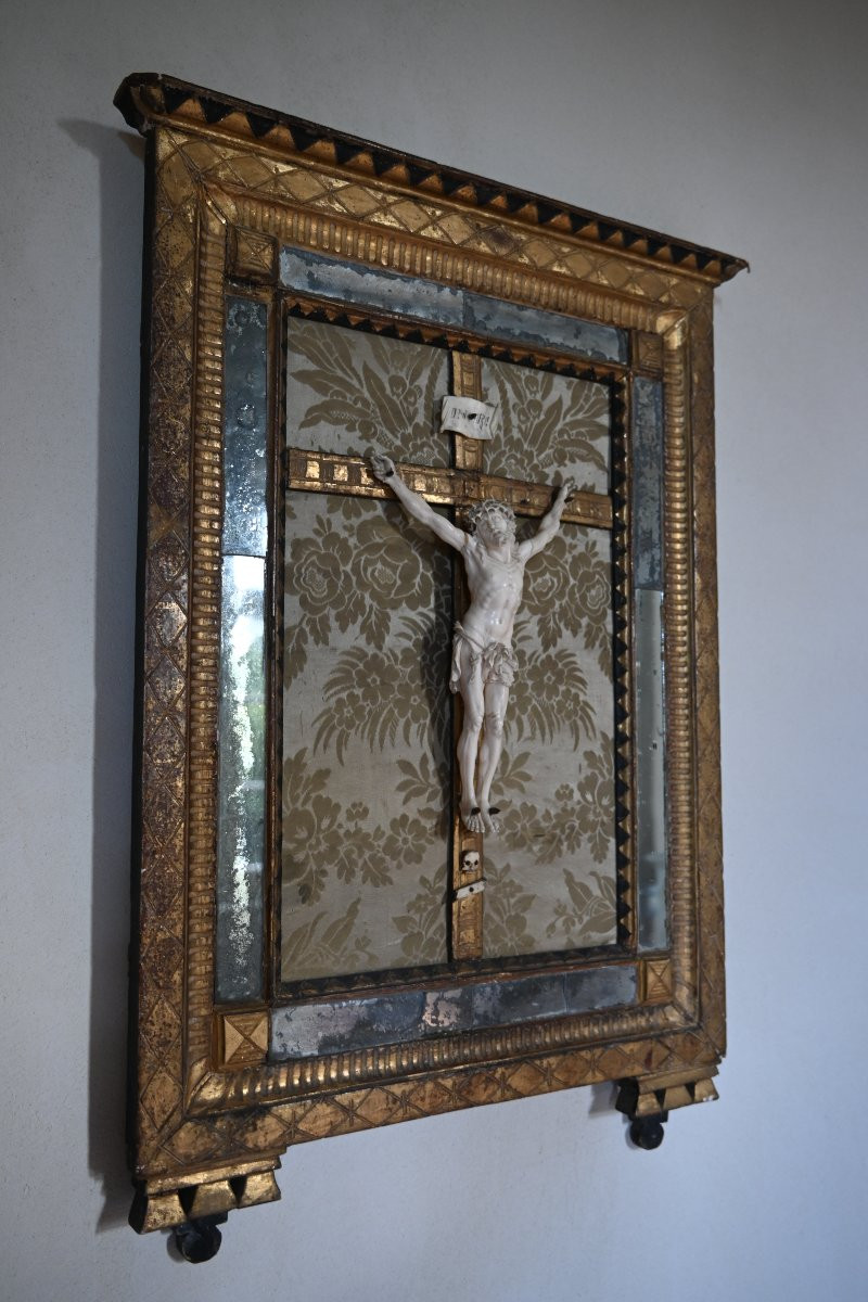 Christ dans un cadre en bois doré à pareclose XVIII-photo-1