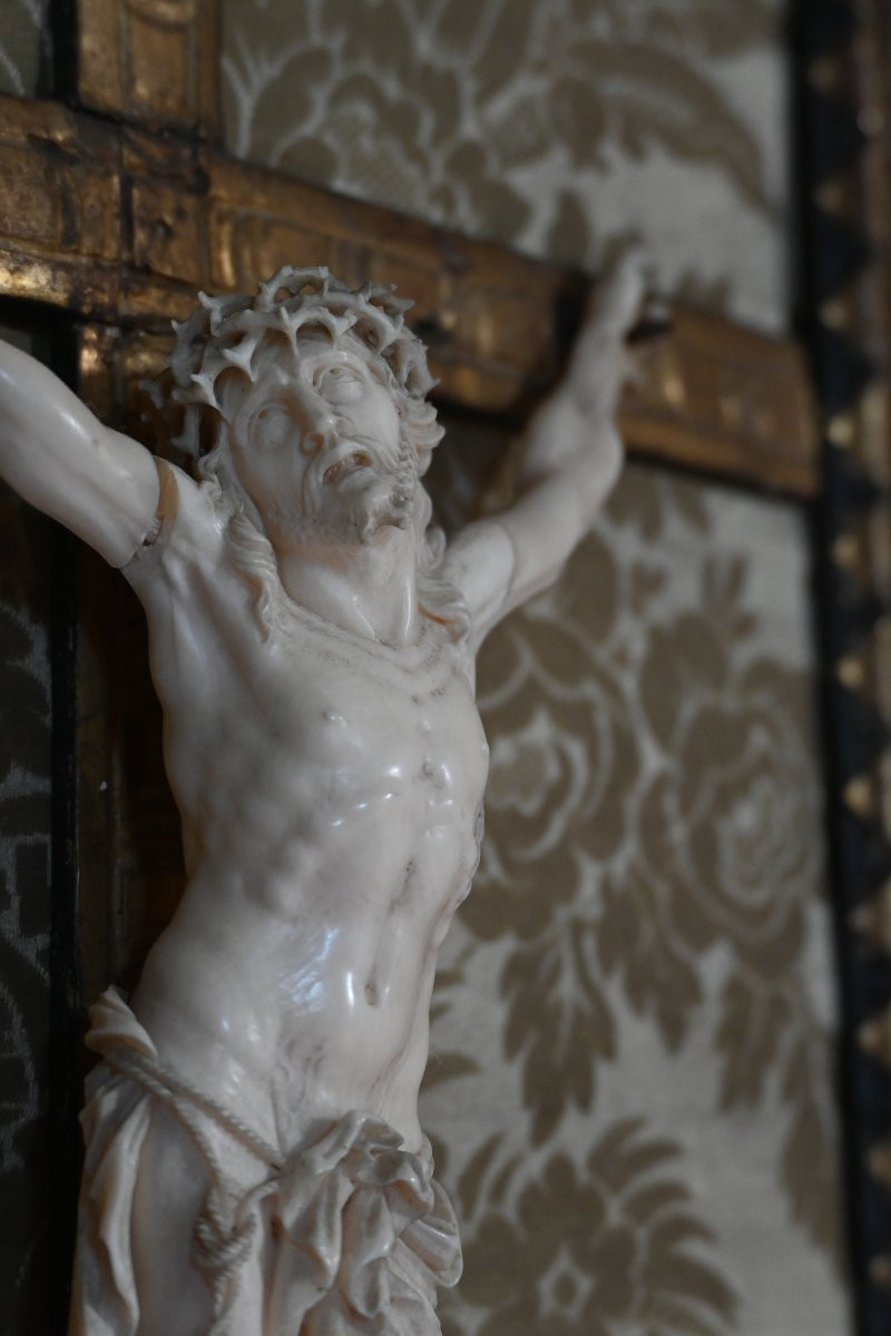 Christ dans un cadre en bois doré à pareclose XVIII-photo-4