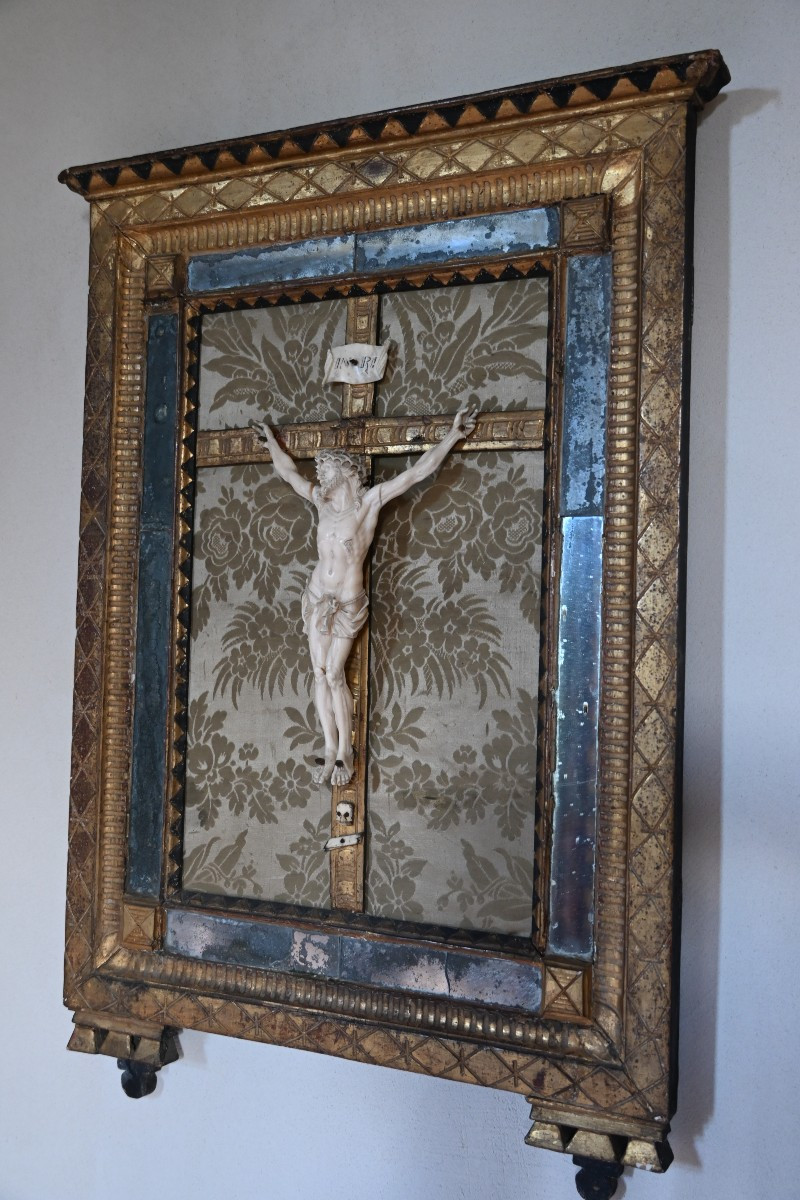 Christ dans un cadre en bois doré à pareclose XVIII