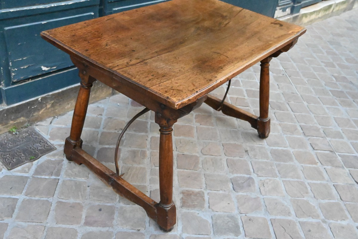 Table espagnole en noyer fin XVII début XVIII