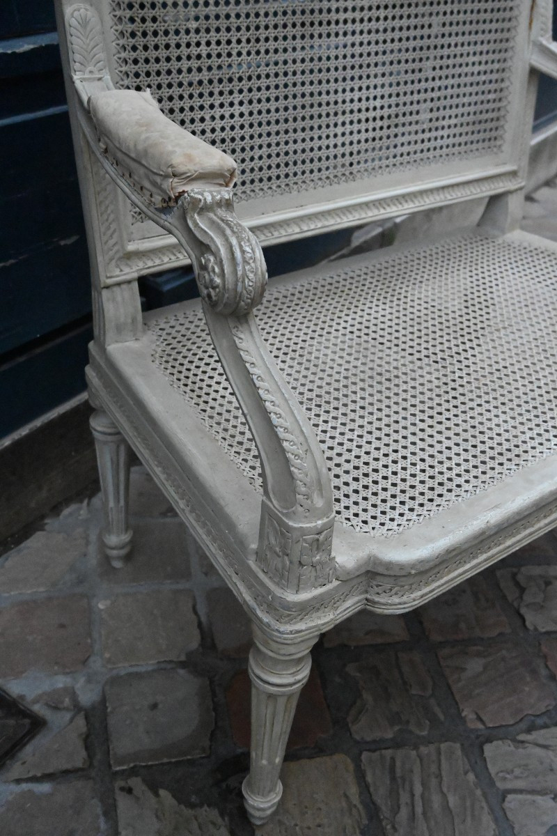   Petit canapé canné laqué gris perle Louis XVI