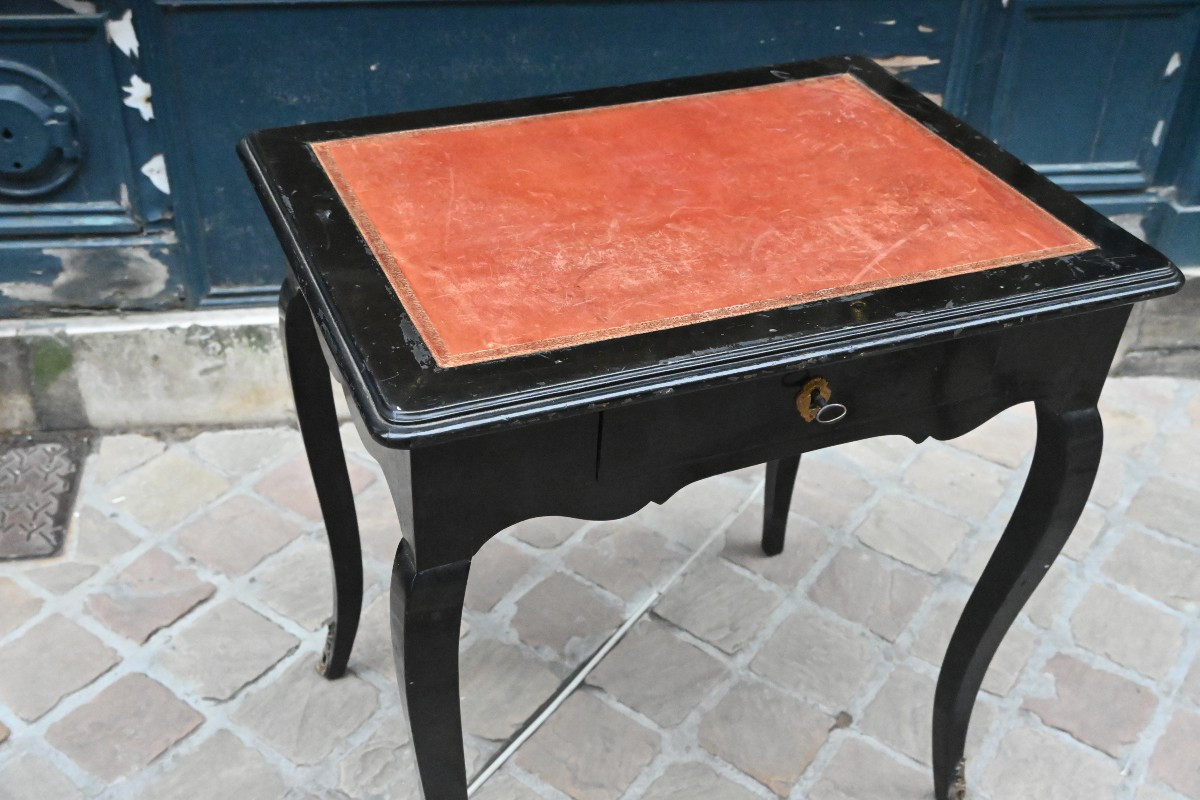 Table de mileu ou bureau d époque Louis XV , en bois relaqué noir