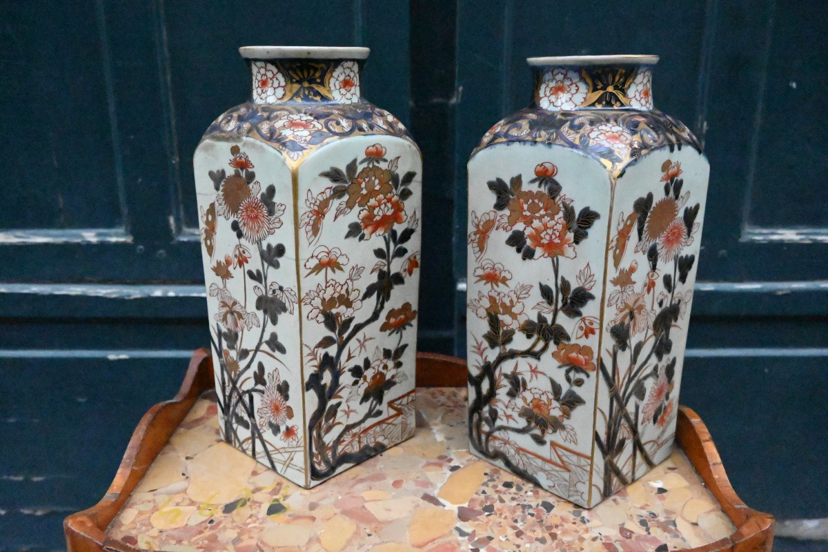 Deux grands vases Imari de forme quadrangulaire XVIII