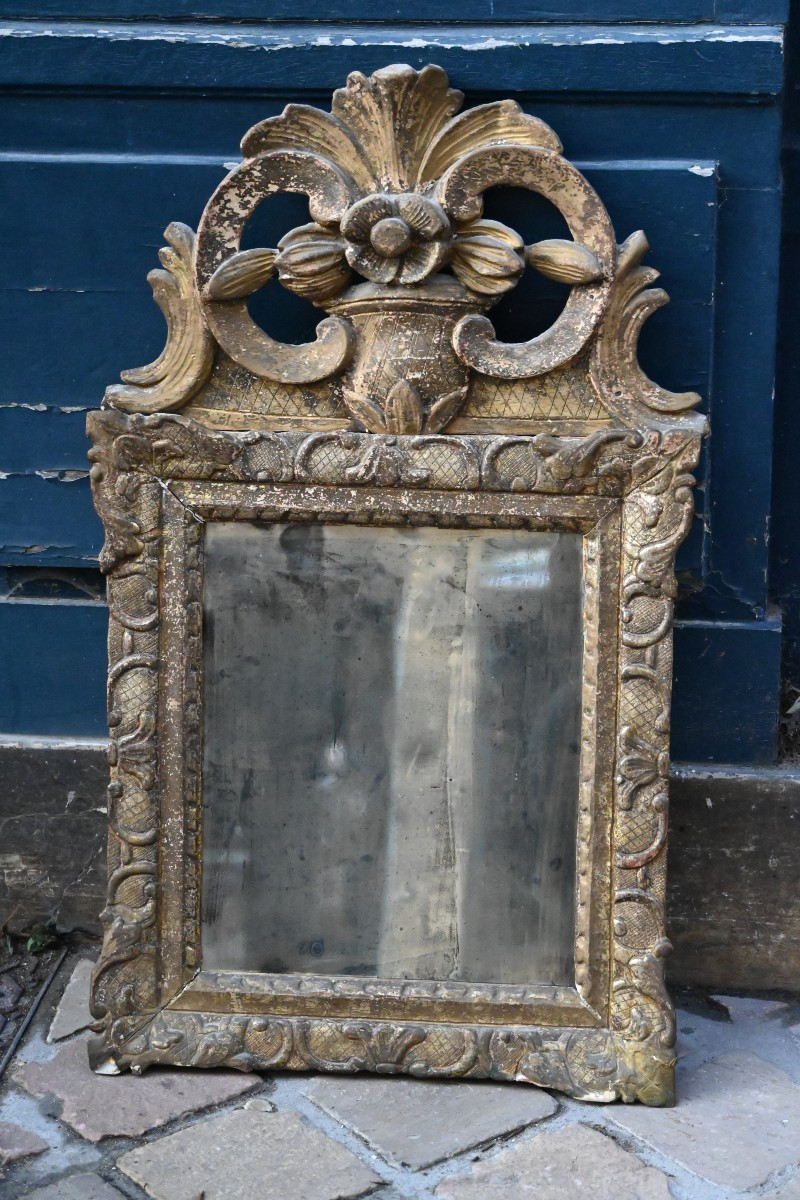 Miroir à fronton ajouréen bois sculpté doré, travail du XVIII