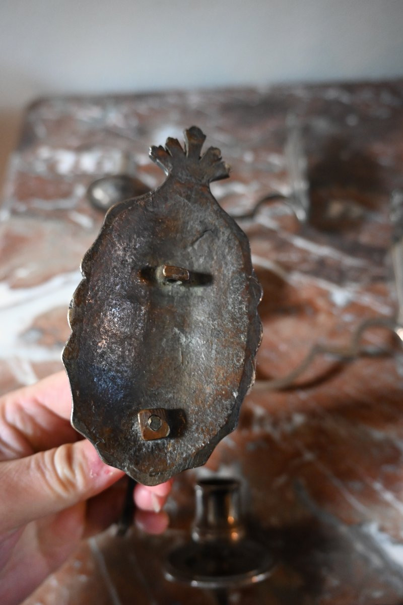 Rare suite de 4 appliques à un bras de lumière en bronze argenté d époque début XVIII-photo-5