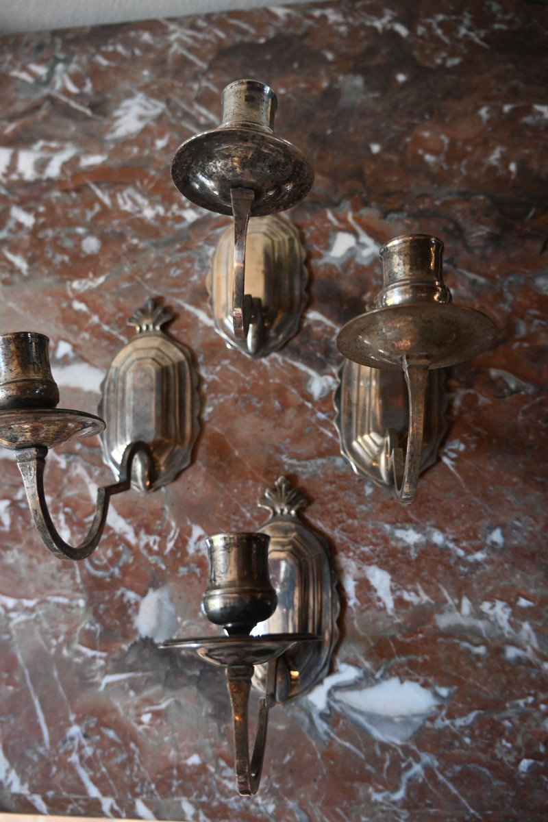 Rare suite de 4 appliques à un bras de lumière en bronze argenté d époque début XVIII