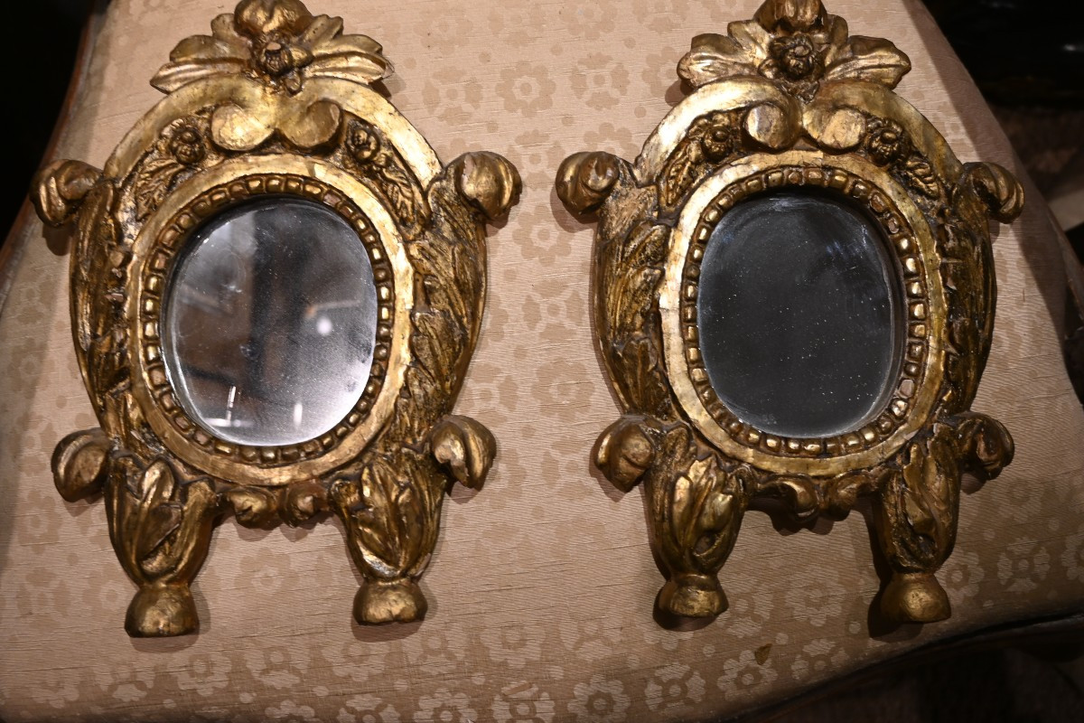 Paire de petits miroirs en bois sculpté et doré Provence XVIII