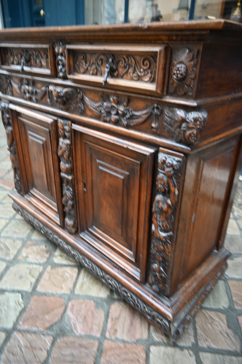 Italian Credenza In Solid Walnut From The Early 17th Century