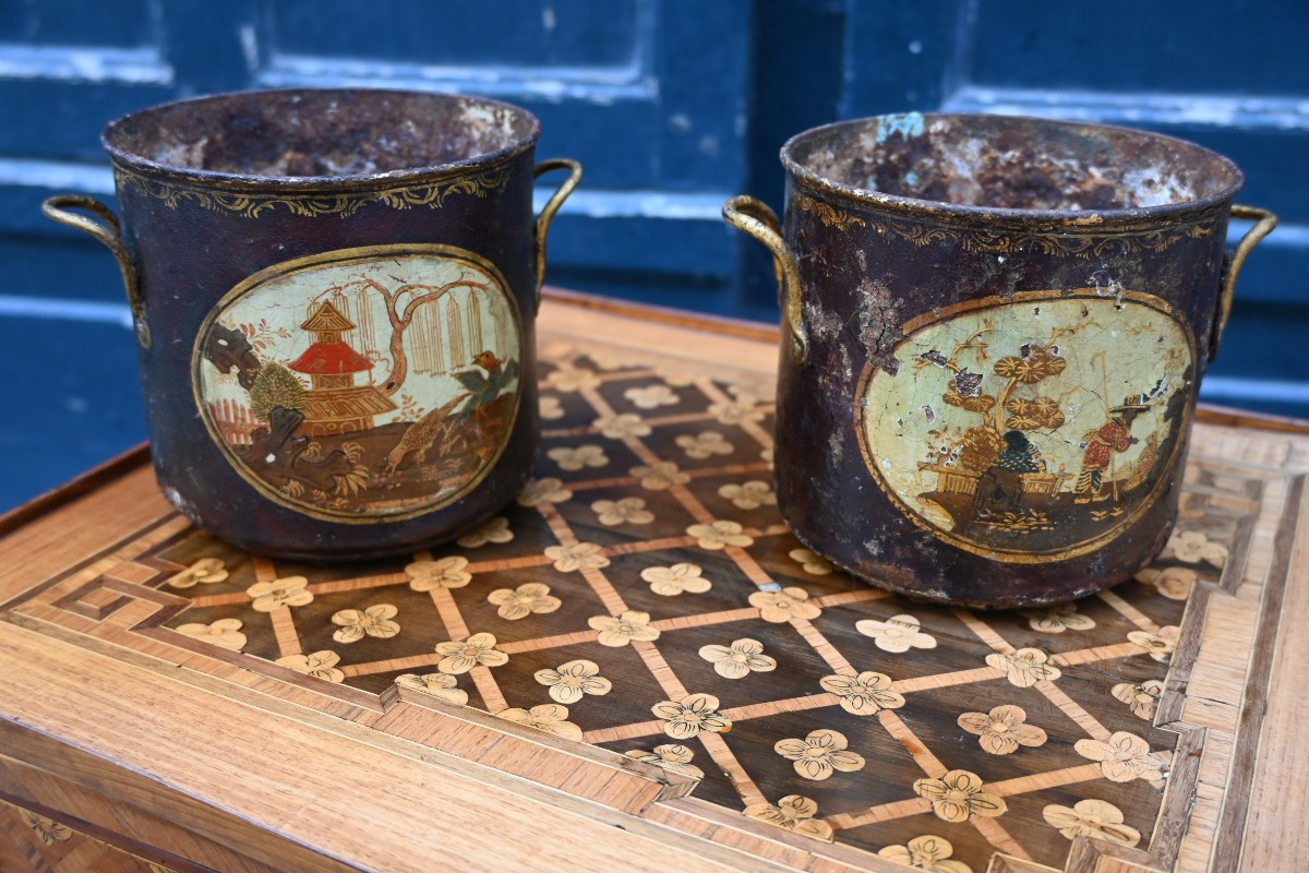 Paire de cache-pot à deux anses en tôle peinte du XVIII