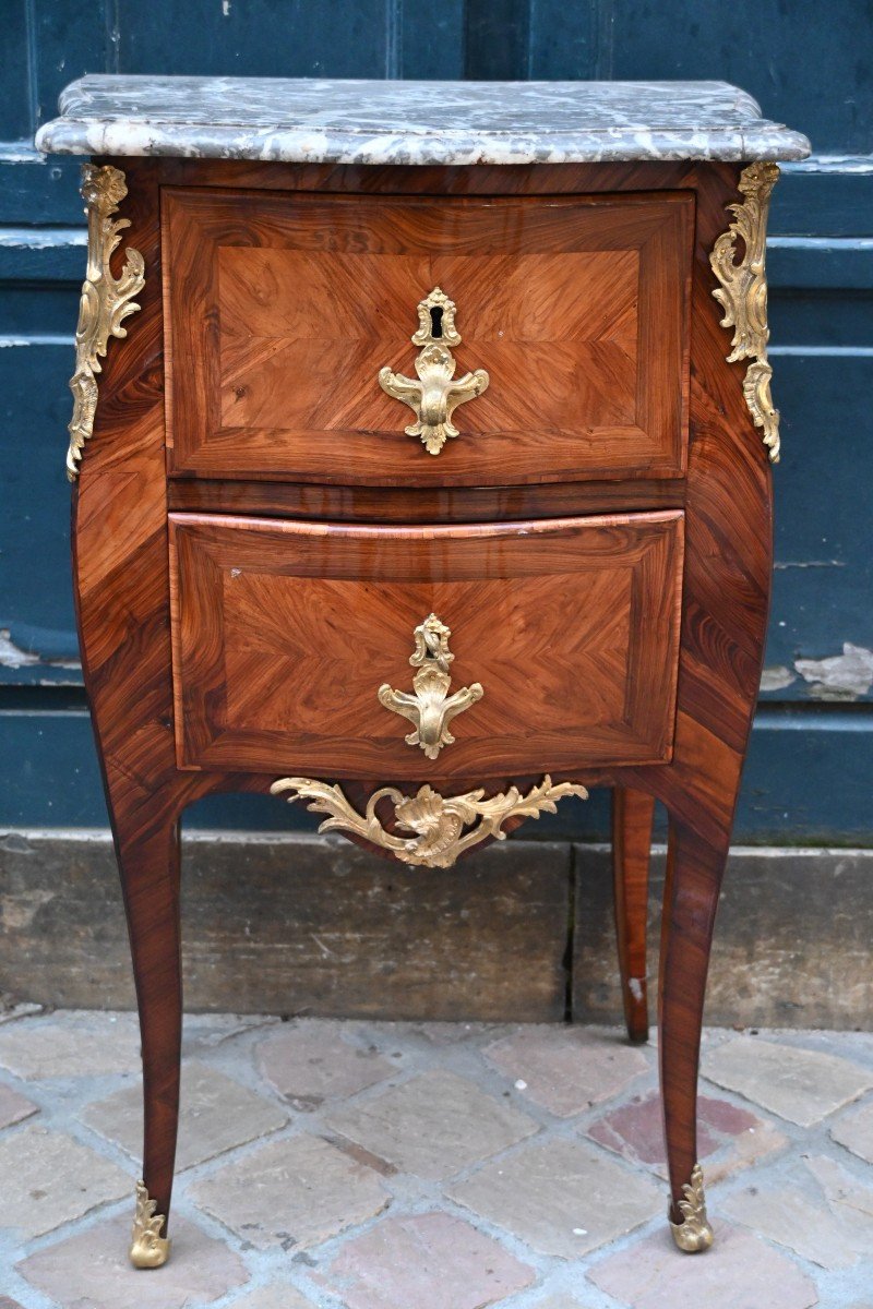 Petite commode d entre deux d époque Louis XV attribuée à Lardin